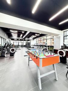 Quaint Sky-High Studio Pool, Gym & Work Nook