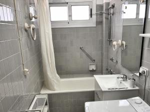 Panoramic sea views, 11th floor