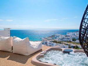 True White Suite with Private Hot Tub