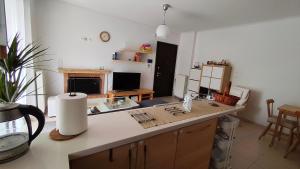 Modern 2 bedroom cozy, quiet and bright apartment in Marousi