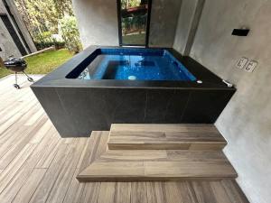 Increible propiedad en el bosque con Jacuzzi