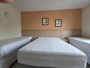 Suiíte com ar condicionado, frigobar e mesa para trabalho. Localizada no Hotel Porto Belo Park, com parque aquático (sem custo para a utilização), quadras, academia, espaço kids, a aproximadamente 200 m praia de Taperapuã e do complexo Axé Mó