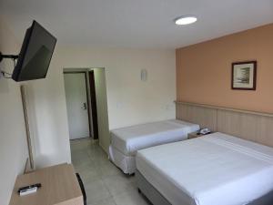 Suiíte com ar condicionado, frigobar e mesa para trabalho. Localizada no Hotel Porto Belo Park, com parque aquático (sem custo para a utilização), quadras, academia, espaço kids, a aproximadamente 200 m praia de Taperapuã e do complexo Axé Mó