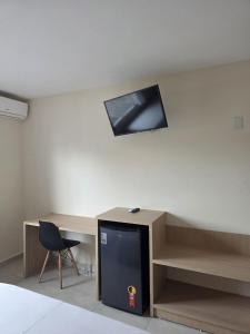 Suiíte com ar condicionado, frigobar e mesa para trabalho. Localizada no Hotel Porto Belo Park, com parque aquático (sem custo para a utilização), quadras, academia, espaço kids, a aproximadamente 200 m praia de Taperapuã e do complexo Axé Mó