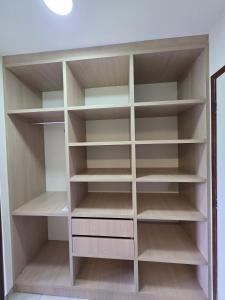 Suiíte com ar condicionado, frigobar e mesa para trabalho. Localizada no Hotel Porto Belo Park, com parque aquático (sem custo para a utilização), quadras, academia, espaço kids, a aproximadamente 200 m praia de Taperapuã e do complexo Axé Mó