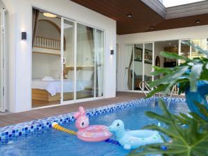 Green Jungle Villa - Phù Hợp Gia Đình Từ 10 - 20 Người Lớn & Trẻ Em - Sân BBQ Đậu Được Xe ô tô 16 chỗ- Hồ bơi riêng- 5 Phút Đi Bộ Đến Biển - 5 Phút Đến Chợ Hải Sản Phú Thuỷ- Hồ Cá Koi