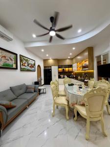 Green Jungle Villa - Phù Hợp Gia Đình Từ 10 - 20 Người Lớn & Trẻ Em - Sân BBQ Đậu Được Xe ô tô 16 chỗ- Hồ bơi riêng- 5 Phút Đi Bộ Đến Biển - 5 Phút Đến Chợ Hải Sản Phú Thuỷ- Hồ Cá Koi
