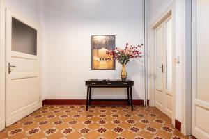 Stylish flat on the Navigli for 6