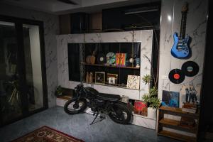 Sunlit Vintage Home, Music, Cozy, Stylish