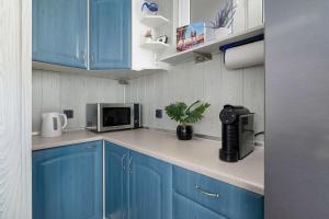 Functional Air-Conditioned Studio with a Mezzanine by Noclegi Renters