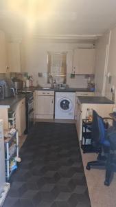 Ensuite Double room in a semi-detached House 13 minutes walk from Raynes Park train station and 40 minutes bus ride to Wimbledon