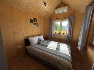 Domek pod wzgórzem