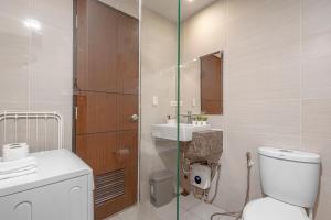 Uptown BGC 1BR Warm Neutral Suite Pool View