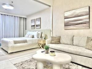 Uptown BGC 1BR Warm Neutral Suite Pool View