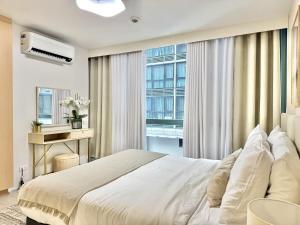 Uptown BGC 1BR Warm Neutral Suite Pool View