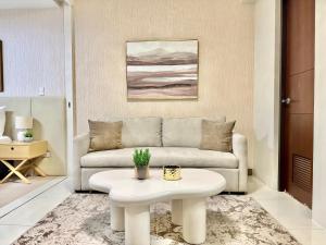 Uptown BGC 1BR Warm Neutral Suite Pool View
