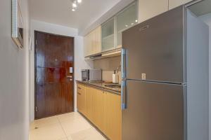 Uptown BGC 1BR Warm Neutral Suite Pool View