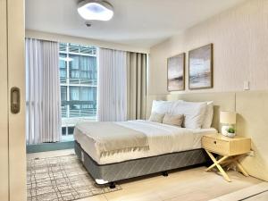 Uptown BGC 1BR Warm Neutral Suite Pool View