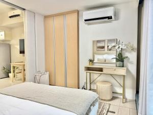 Uptown BGC 1BR Warm Neutral Suite Pool View