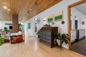 4BR Modern Family Home Hot Tub, Garden and Parking