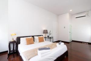 Spacious Heritage Family Home in Central Bangkok