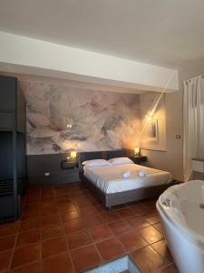 Apartment with in-room hot tub 6