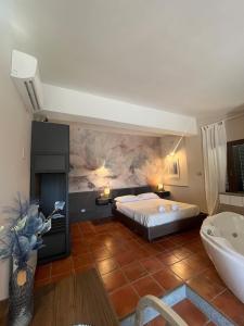 Apartment with in-room hot tub 6