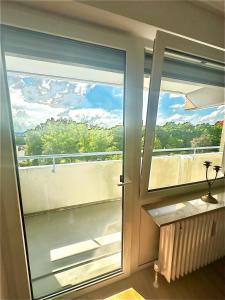 Panorama City Appartement Göppingen - 5 Einzelbetten, Küche, Balkon, Parkplatz, Aufzug, WLAN