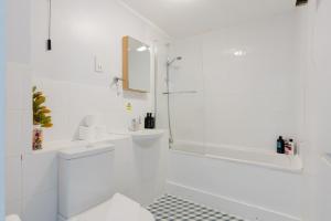 Calming 2BDR Waterfront Flat with Fantastic Views
