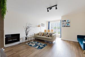 Calming 2BDR Waterfront Flat with Fantastic Views