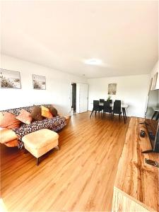 Panorama City Appartement Göppingen - 5 Einzelbetten, Küche, Balkon, Parkplatz, Aufzug, WLAN