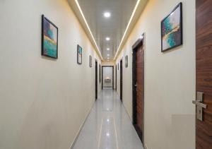 Hotel Oasis Inn -100 feet Road