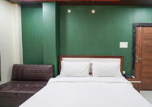 Hotel Oasis Inn -100 feet Road