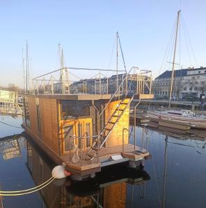 LOasis Caennais, péniche sur le port