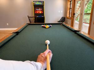 Secluded - Theater - Hot Tub - Game Room - Sleeps 14