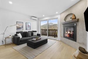 Tremblant Lakeview Retreat w Balcony and Fireplace