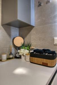 The Athenian Hub 2BR, 3 Minutes to Metro