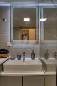 The Athenian Hub 2BR, 3 Minutes to Metro