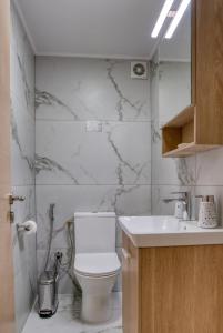 The Athenian Hub 2BR, 3 Minutes to Metro