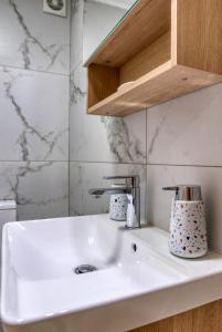 The Athenian Hub 2BR, 3 Minutes to Metro