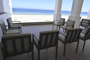 Apartamento con terraza frente mar, a pie de agua