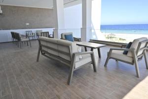 Apartamento con terraza frente mar, a pie de agua