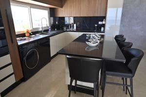 Apartamento con terraza frente mar, a pie de agua
