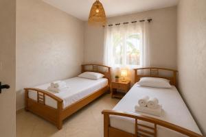 Large Group 3BR Apt, Sea View Balcony, 3 Pools & Kids Playground
