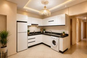 Large Group 3BR Apt, Sea View Balcony, 3 Pools & Kids Playground