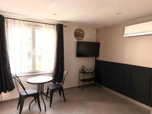 Air-conditioned studio with terrace 5 min to Metro Line 14