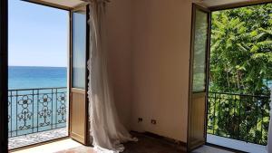 Palazzo storico in riva al mare
