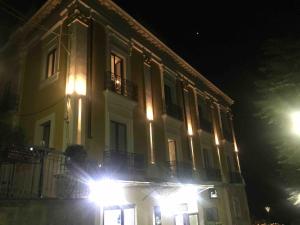 Palazzo storico in riva al mare