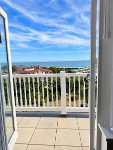 The Ocean Balcony Retreat - Free Parking - By Coastline Retreats