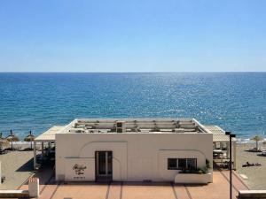 Beachfront 2 Bed Balcony & Sea Views